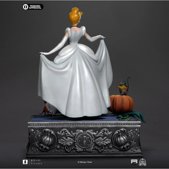 Polystone statue van Cinderella in baljurk, filmgetrouwe sculptuur van Iron Studios voor Disney-verzamelaars.