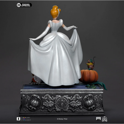 Polystone statue van Cinderella in baljurk, filmgetrouwe sculptuur van Iron Studios voor Disney-verzamelaars.