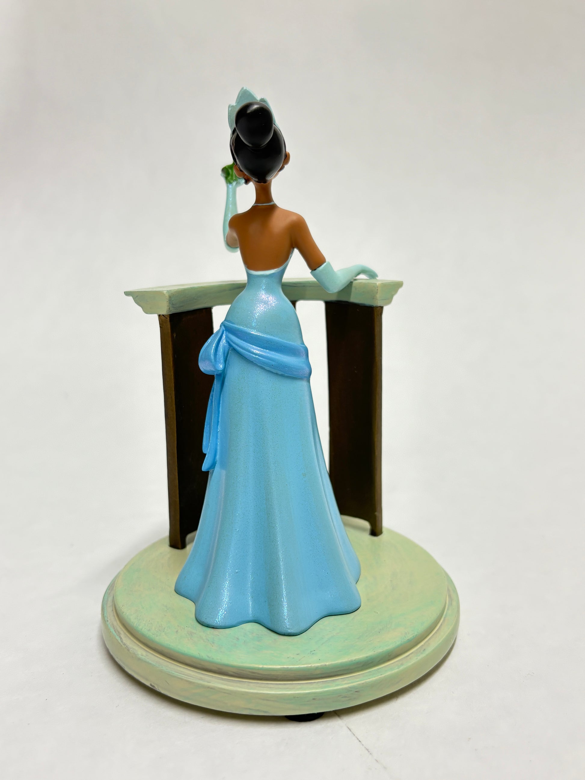Luxe afgewerkt Tiana figurine met kikker, exclusief souvenir uit Disneyland Parijs.