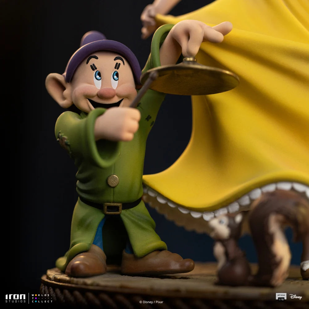 Iron Studios beeldje van Snow White met klassieke rode haarband en gele jurk – perfect voor Disney-verzamelaars.
