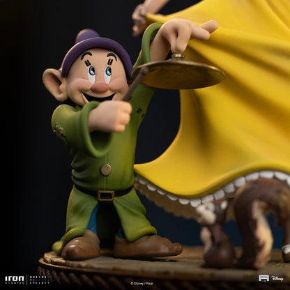 Iron Studios beeldje van Snow White met klassieke rode haarband en gele jurk – perfect voor Disney-verzamelaars.