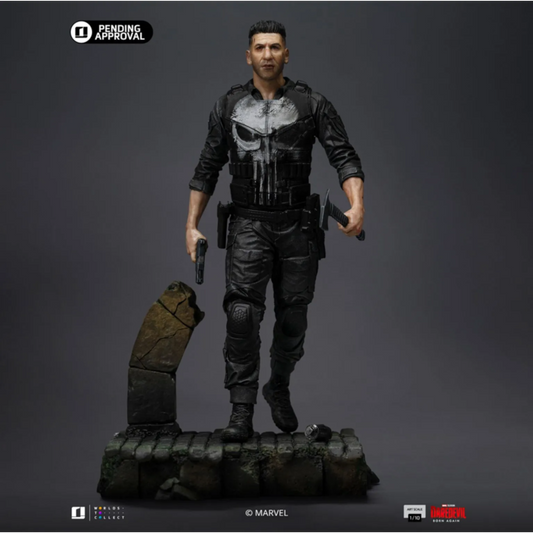 Close-up van Frank Castle statue met handgeschilderde details en realistische wapens.