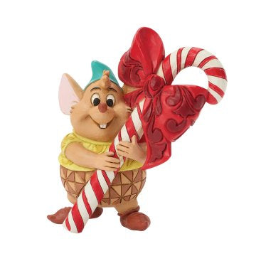Disney Traditions Candy Cane Gus toont Gus uit Cinderella met een vrolijke candy cane. Compact, gedetailleerd en perfect als kerstdecoratie of Disney-verzamelobject.