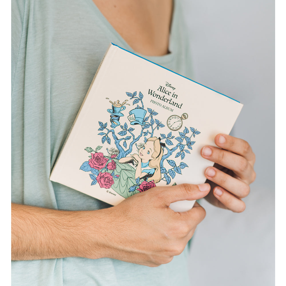 Dompel jezelf onder in de betoverende wereld van Alice in Wonderland met ons kleurrijke fotoalbum - een artistiek meesterwerk voor al je avonturen!