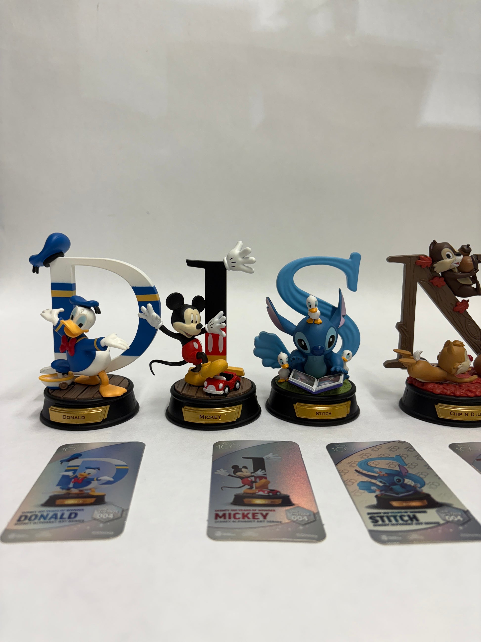 Beast Kingdom Alphabet Letter uit de Disney 100 collectie – ideaal voor het spellen van namen met Disney-magie.