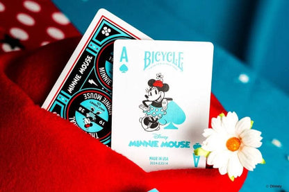 Op tafel uitgespreid deck met iconische Minnie Mouse-kaarten in vrolijke en elegante stijl.