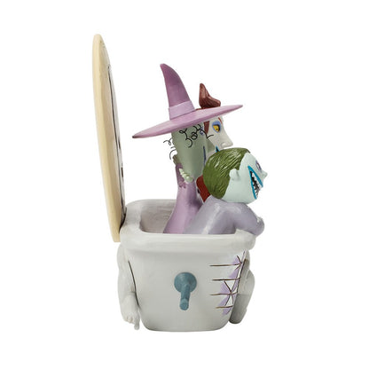 Laat het iconische trio uit The Nightmare Before Christmas tot leven komen met dit Disney Traditions Mischief Makers Lock, Shock & Barrel beeldje. Met de kenmerkende details van Jim Shore is het een speels en magisch decoratief pronkstuk voor thuis of de verzameling.