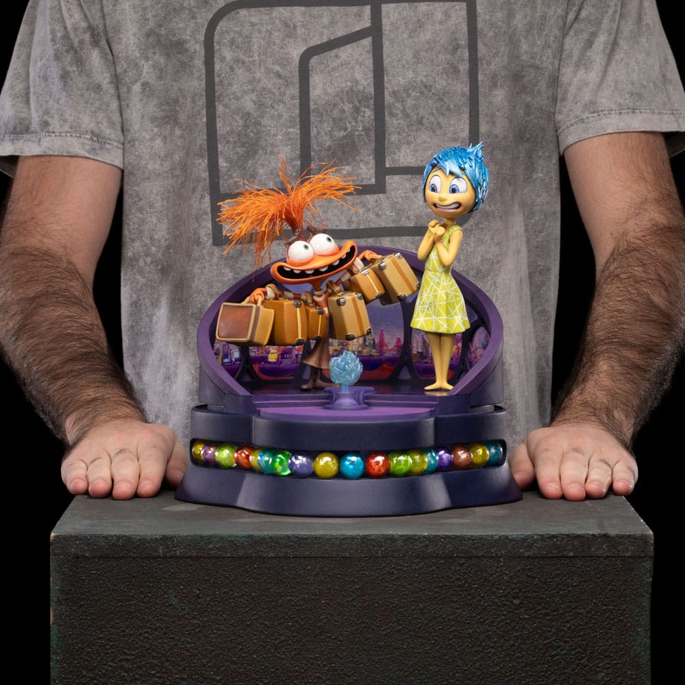 Collectible van Joy en Anxiety samen op één sokkel, met contrasterende emoties prachtig vormgegeven door Iron Studios.