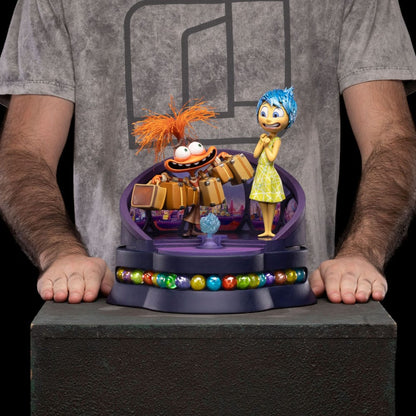 Collectible van Joy en Anxiety samen op één sokkel, met contrasterende emoties prachtig vormgegeven door Iron Studios.