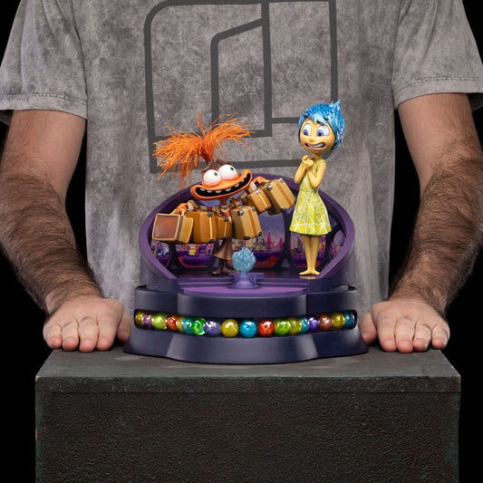Collectible van Joy en Anxiety samen op één sokkel, met contrasterende emoties prachtig vormgegeven door Iron Studios.