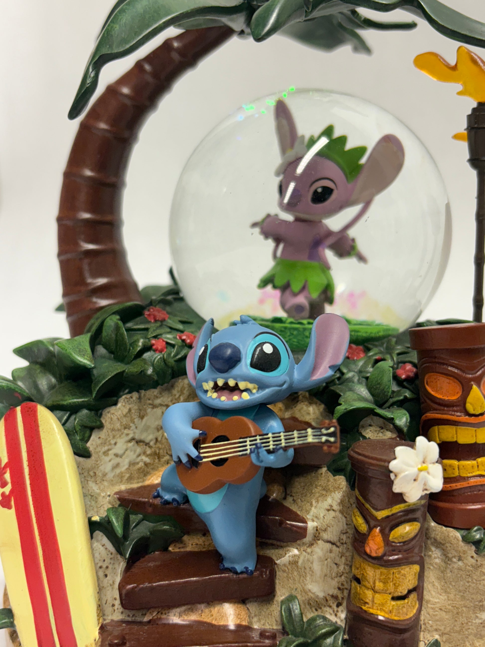 Exclusieve Disneyland Paris Stitch sneeuwbol met handmatig opwindsysteem en betoverend design.