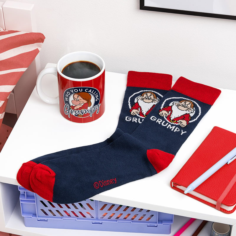 Grumpy giftset uit Sneeuwwitje en de Zeven Dwergen. Bevat een mok en comfortabele sokken met Grumpy-design. Leuk om te geven of te verzamelen.