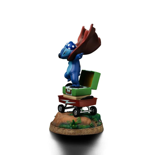 Laundry Stitch Deluxe Statue van Iron Studios – Stitch verstopt zich speels tussen het wasgoed, geïnspireerd op Disney’s Lilo & Stitch.