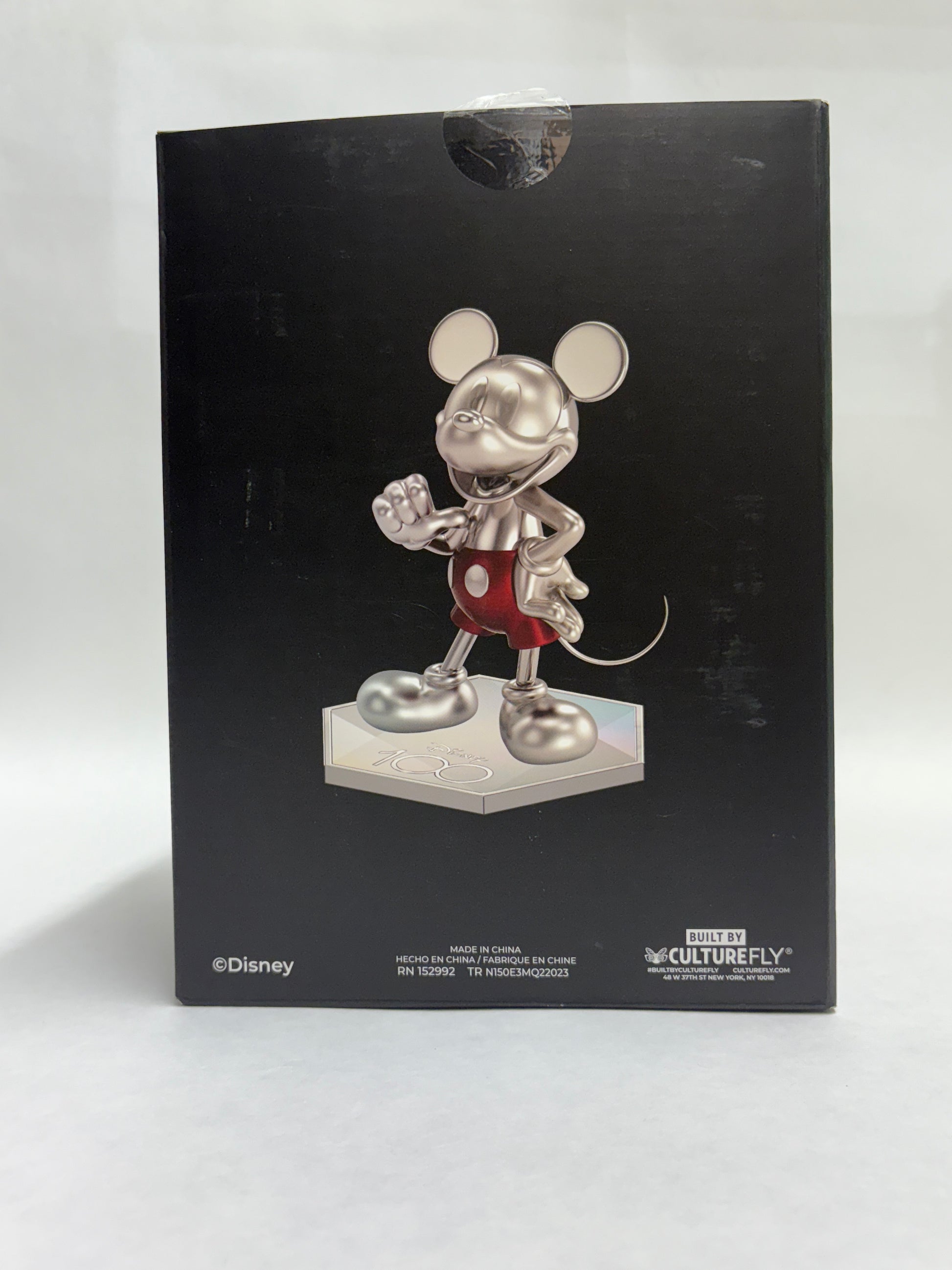 Verzamelbare Disney 100 statue met klassieke Mickey in glanzend zilver en zwart-wit stijl.