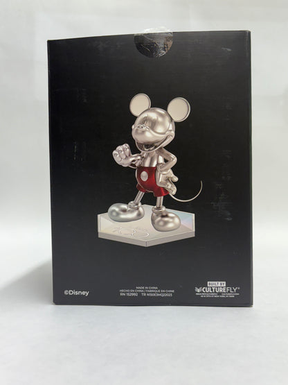 Verzamelbare Disney 100 statue met klassieke Mickey in glanzend zilver en zwart-wit stijl.
