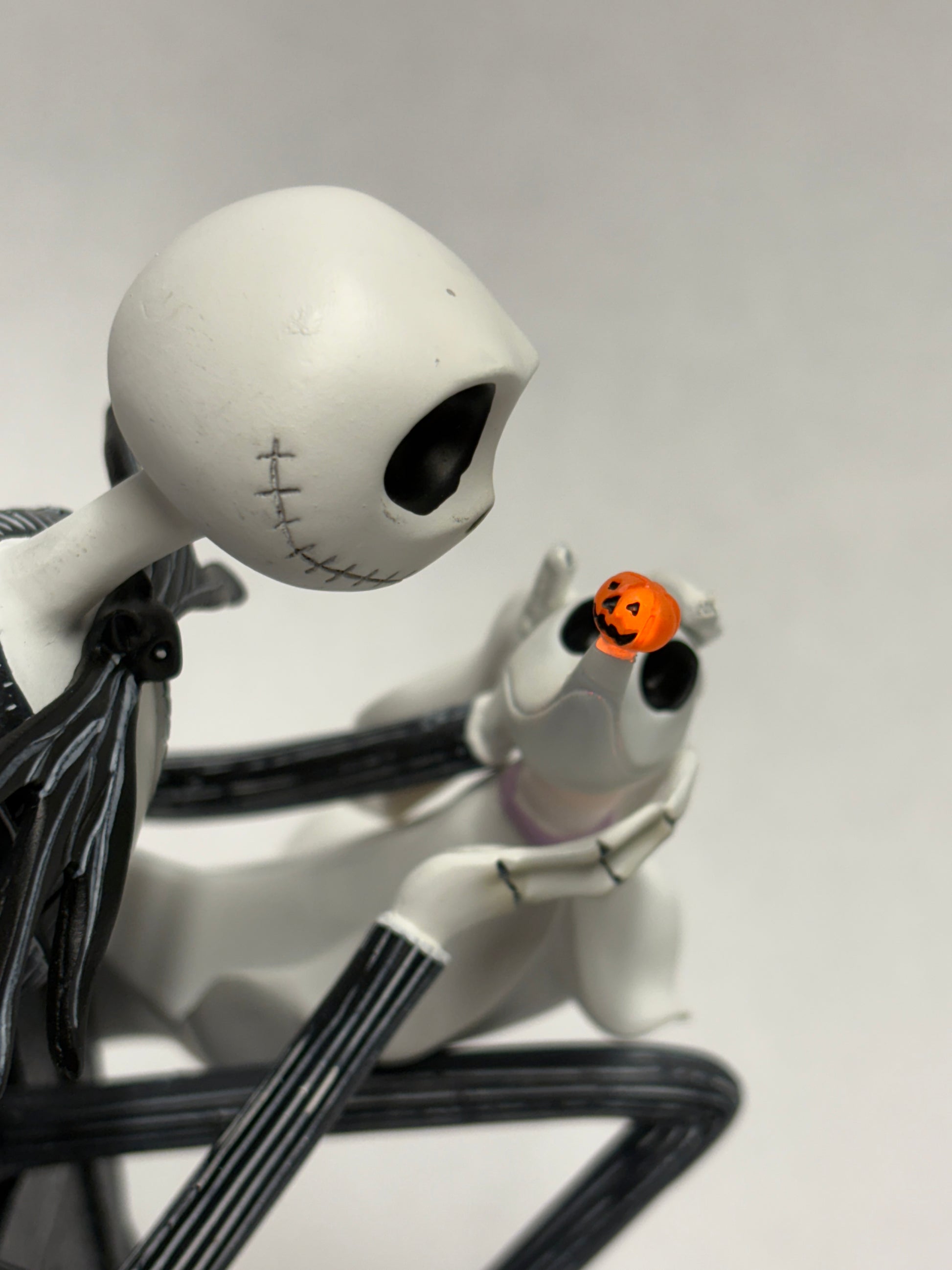 Gedetailleerd beeldje van Jack Skellington en Zero in gotische stijl met magische lichtfunctie.