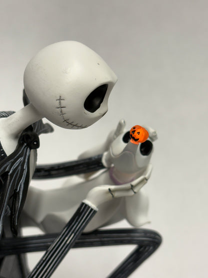 Gedetailleerd beeldje van Jack Skellington en Zero in gotische stijl met magische lichtfunctie.
