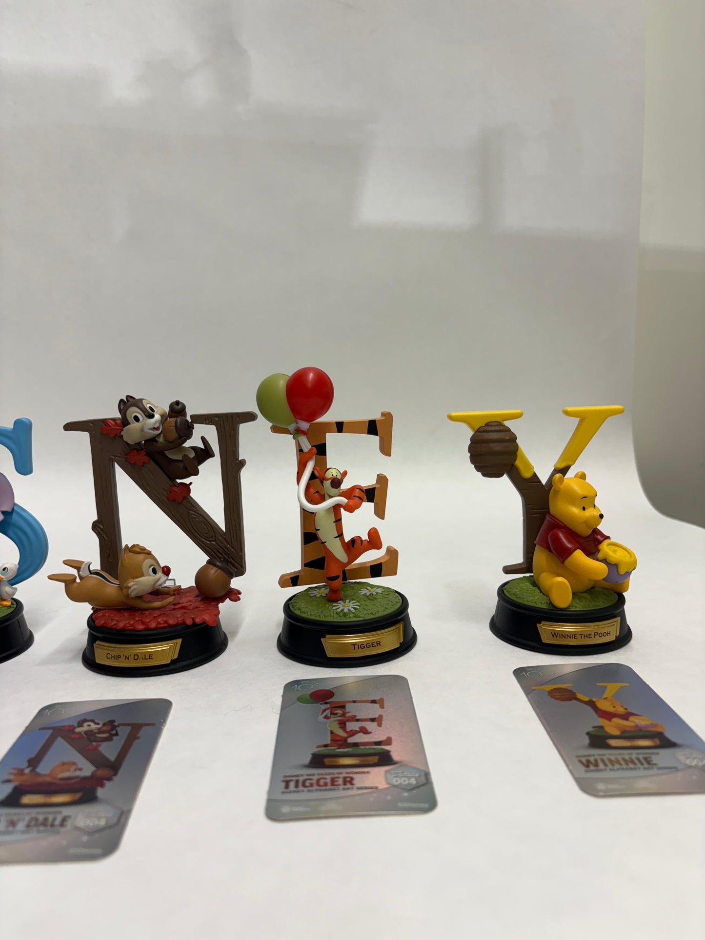 Gedetailleerde close-up van een Disney 100 letterbeeldje met kleurrijke afwerking en figuurdecoratie.