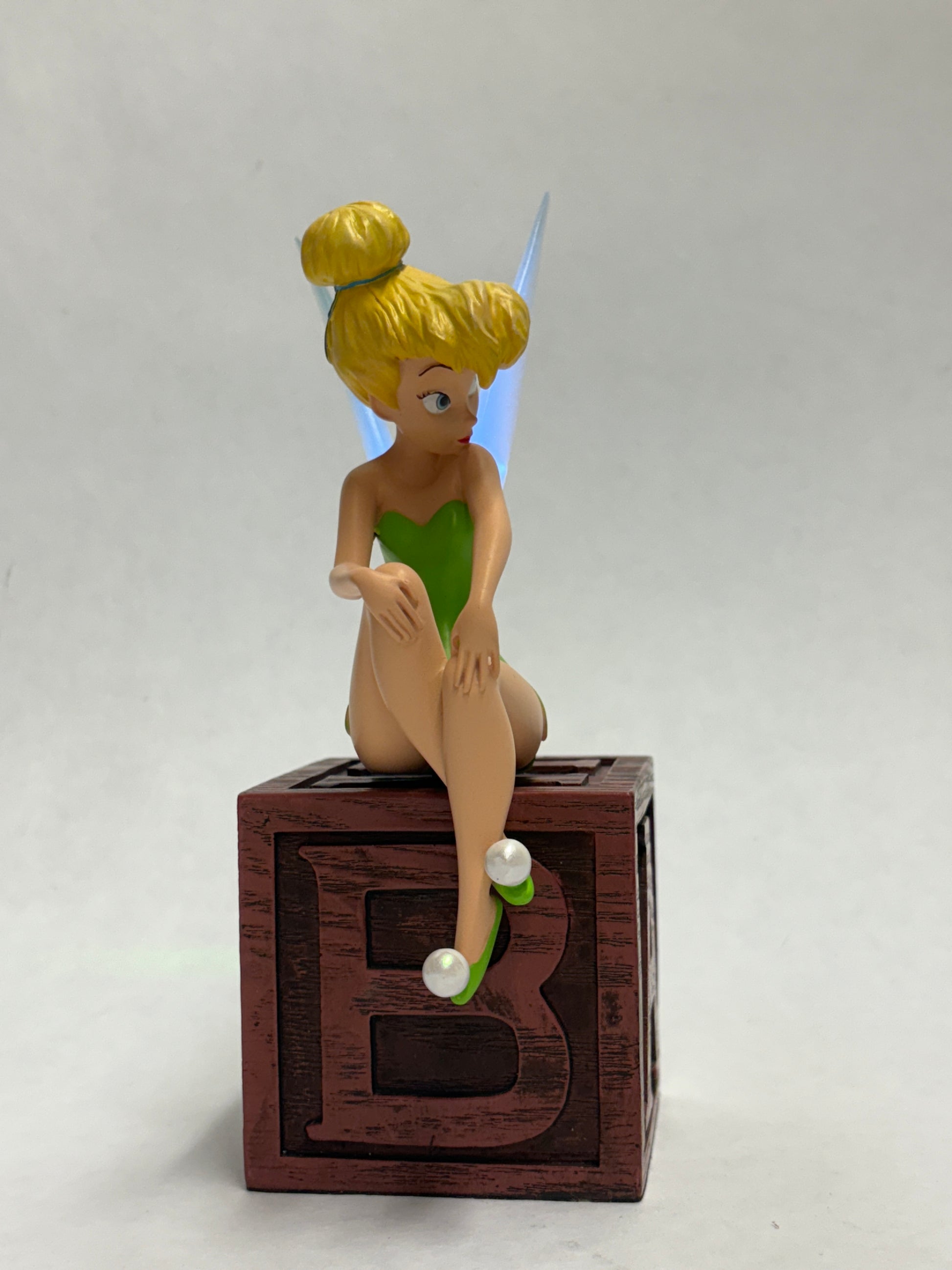 Magische Tinkerbell beeldje met sprankelende accenten en warme gloed, perfect als nachtlampje.