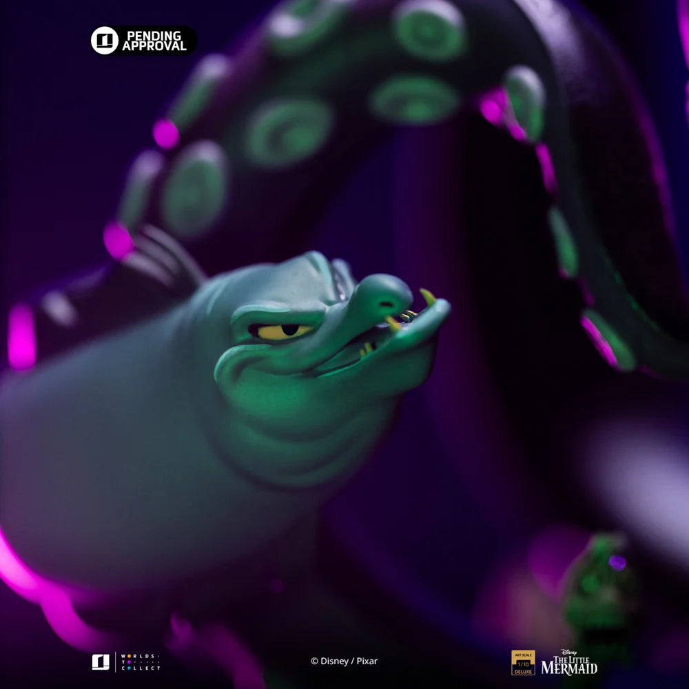 Ursula steelt de show in deze Deluxe Art Scale uitvoering. Met haar duivelse grijns, sierlijke tentakels en sinistere sidekicks straalt ze pure kracht en karakter uit – perfect voor elke Disney-schurkfan.