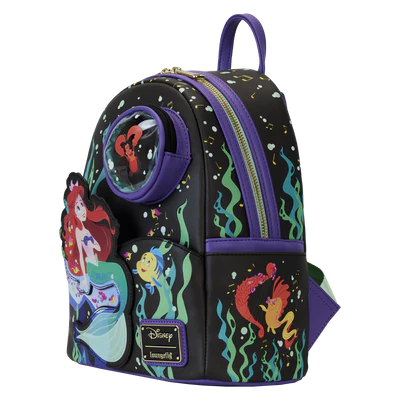 Beleef het avontuur van The Little Mermaid opnieuw met de Loungefly Disney The Little Mermaid 35th Anniversary Mini Rugzak, compleet met goudkleurige metalen hardware en verstelbare gewatteerde banden.