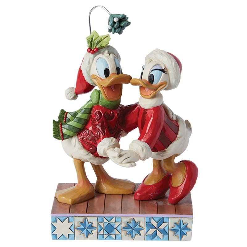 Handbeschilderd Daisy & Donald Duck-beeldje van Jim Shore uit de Disney Traditions-collectie, in een hartverwarmend kerstmoment.