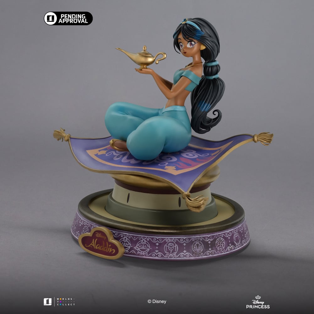Jasmine in een elegante pose op een decoratief voetstuk, perfect voor display in vitrinekasten of bureaus.