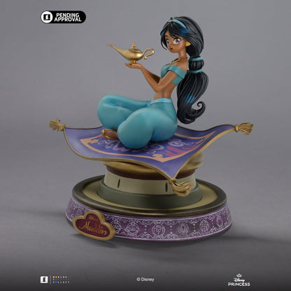 Jasmine in een elegante pose op een decoratief voetstuk, perfect voor display in vitrinekasten of bureaus.