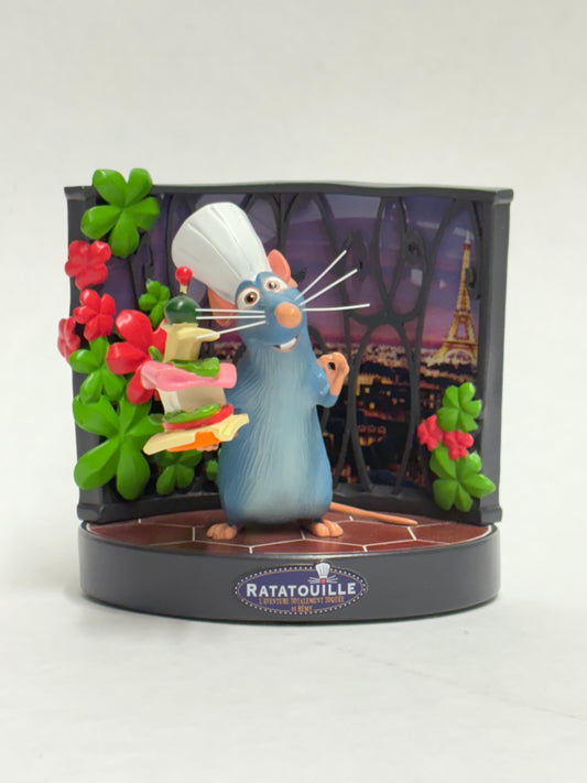 Gedetailleerde figurine van Remy uit Pixar’s Ratatouille – kleurrijk en filmgetrouw ontwerp.