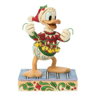 Donald Duck viert de feestdagen met belletjes in dit Disney Traditions Holiday Jingle beeldje. Speels, gedetailleerd en ideaal als blikvanger in je kerstdecoratie of collectie.