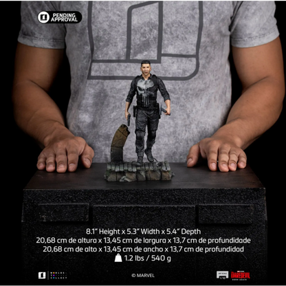 Actievolle pose van The Punisher 1/10 schaalbeeld, klaar voor confrontatie, met dramatische schaduwwerking.