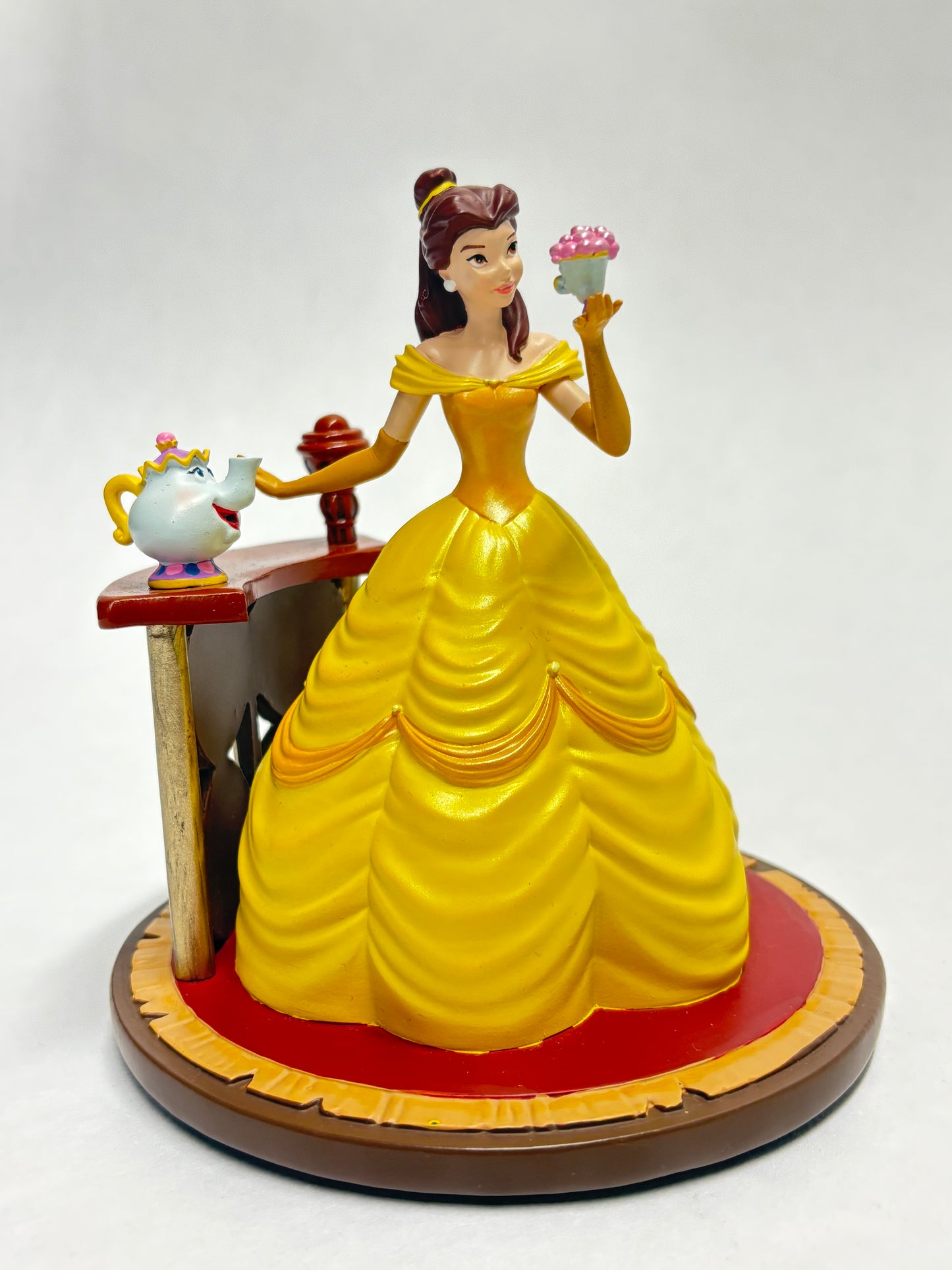 Romantisch beeldje van Belle en het Beest uit Disneyland Parijs, elegant en gedetailleerd.