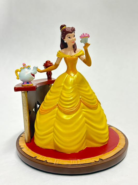 Romantisch beeldje van Belle en het Beest uit Disneyland Parijs, elegant en gedetailleerd.