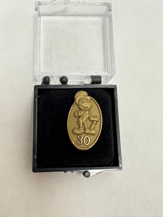 Exclusieve Disney pin voor Cast Members, niet in winkels verkrijgbaar, ideaal voor verzamelaars.