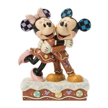 Laat je betoveren door de charme van dit Disney Traditions beeldje van Mickey en Minnie Mouse – Gingerbread Sugarcoated Sweethearts. De liefdevolle uitstraling van Mickey en Minnie wordt prachtig gecombineerd met een speelse gingerbread-stijl en verfijnde suikerachtige accenten. Dit zorgt voor een warme, gezellige sfeer in elk interieur.

Ontworpen door Jim Shore, bekend om zijn ambachtelijke details en traditionele patronen, is dit beeldje een bijzonder verzamelstuk. Een sfeervolle decoratie voor elk seizo