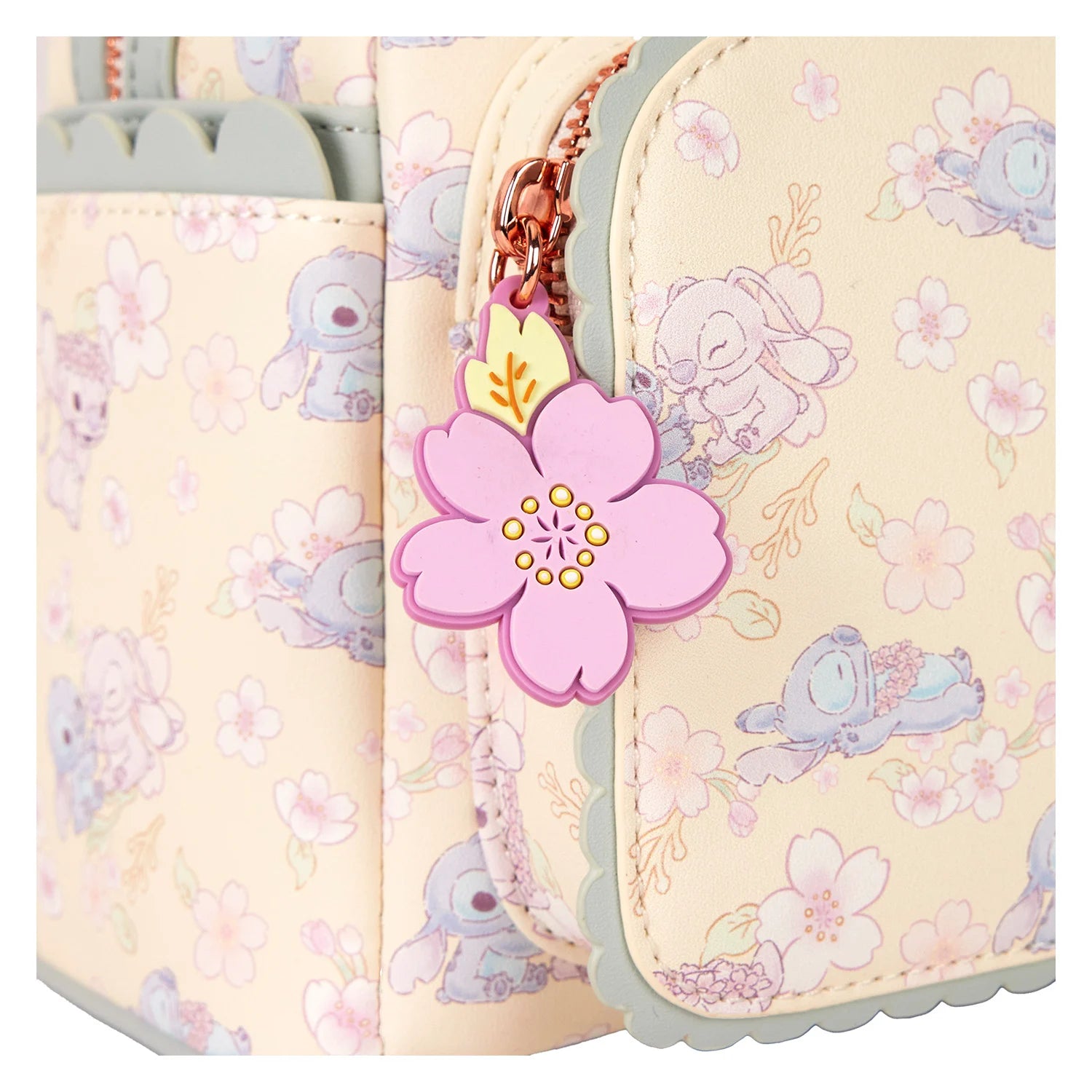 Lenteachtige Stitch tas met bloemendetails van Loungefly, perfect voor Disney-liefhebbers.