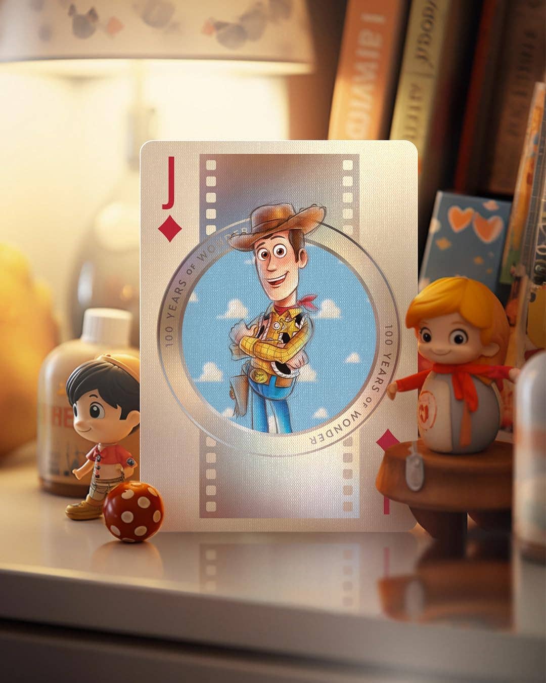 Hele deck Disney100 speelkaarten, inclusief 52 kaarten en 2 Jokers, met feestelijke designs.