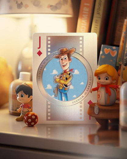 Hele deck Disney100 speelkaarten, inclusief 52 kaarten en 2 Jokers, met feestelijke designs.