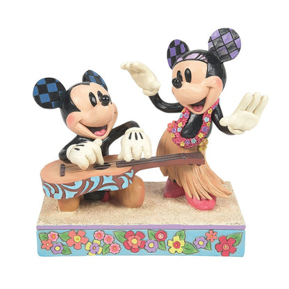 Disney Traditions Mickey & Minnie Hawaii beeld van Jim Shore, handbeschilderd Disney verzamelbeeld van Mickey en Minnie Mouse in tropische Hawaiiaanse stijl met zomerse details.