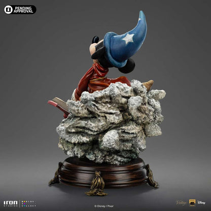 Mickey klampt zich vast aan het toverboek terwijl een golf hem meesleurt – iconische scène uit The Sorcerer’s Apprentice, nu als collectible.