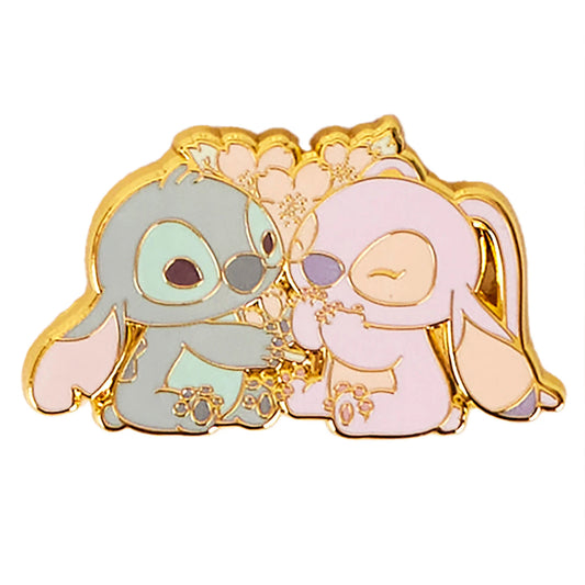 Verrassingspin van Loungefly met unieke Cute Stitch afbeelding, perfect om te verzamelen.