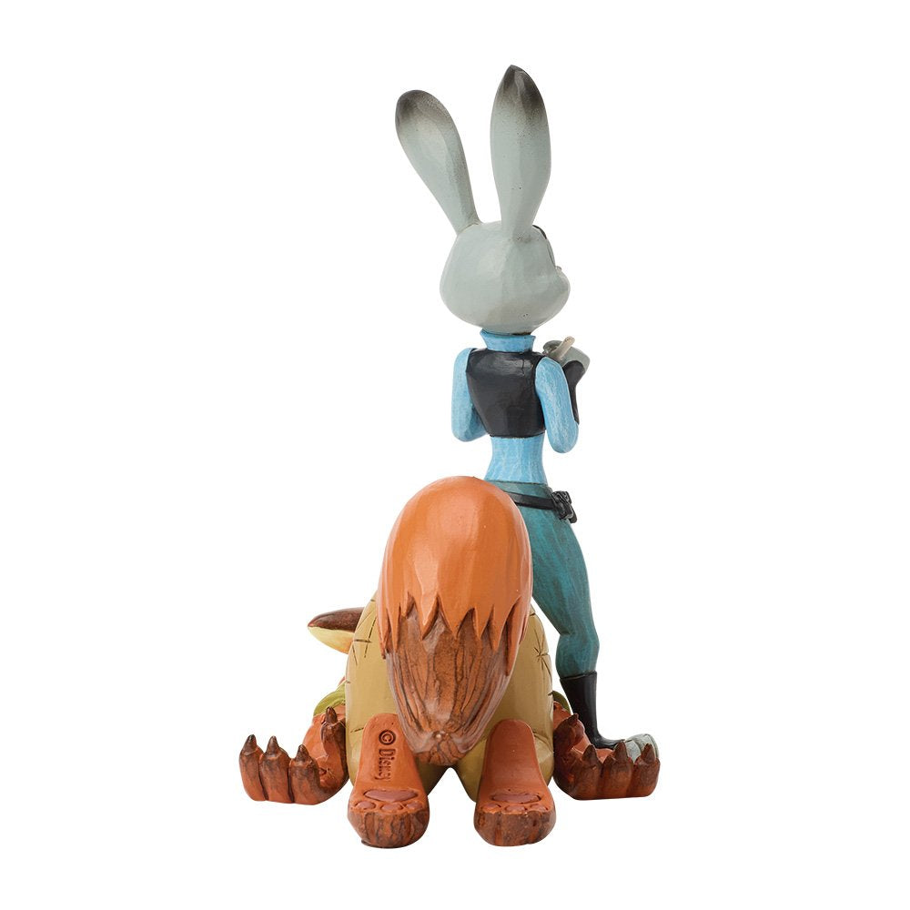 Nick Wilde en Judy Hopps komen tot leven in dit Disney Traditions It’s Called a Hustle beeldje. De expressieve details en dynamische houding vangen perfect de humor en energie van Zootropolis, waardoor dit figuur een echte blikvanger is in elke collectie.