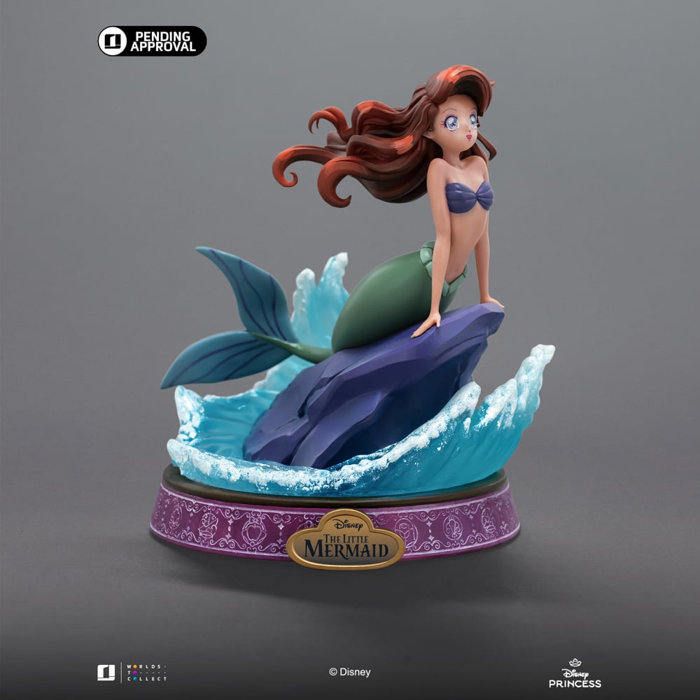 Ariel Anime Princess Statue van Iron Studios met levendige rode haren en kleurrijke zeemeerminnenstaart op golvende basis.