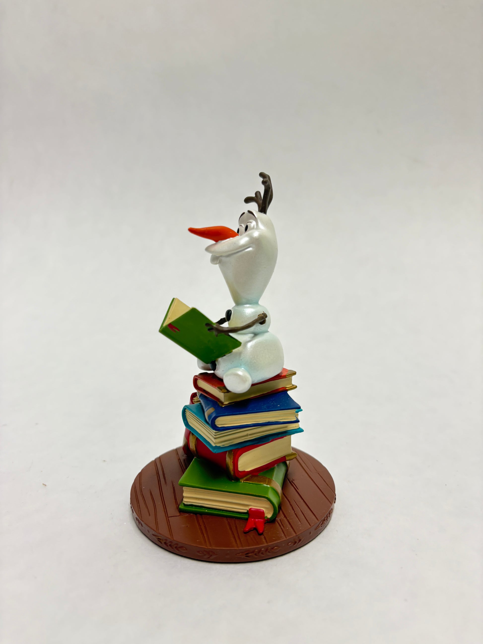Schattig Olaf beeldje met wortelneus en opgewekte uitstraling, perfect als decoratie.