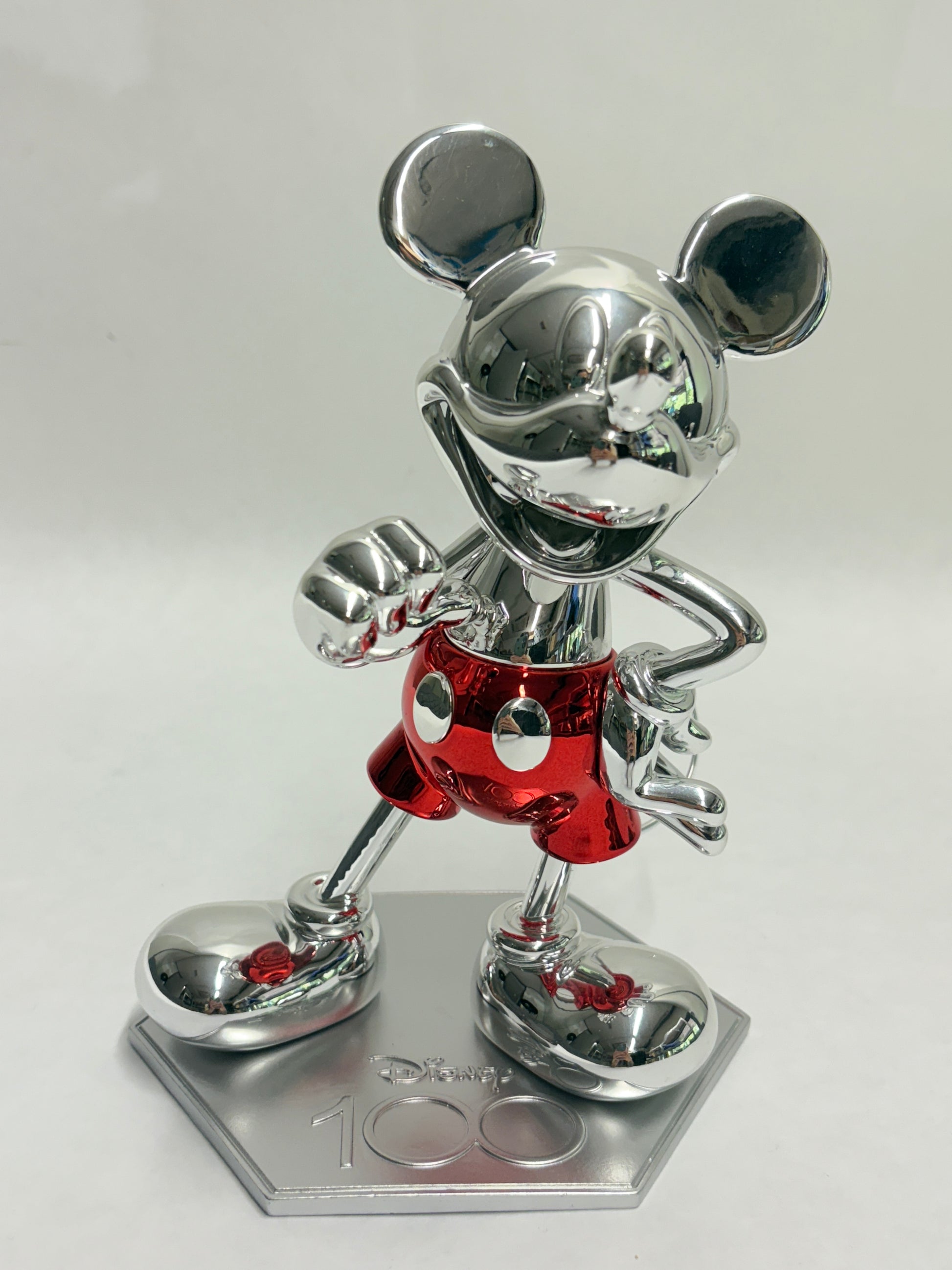 Disney 100 Mickey Mouse Statue van CultureFly, met zilveren accenten en feestelijke pose.