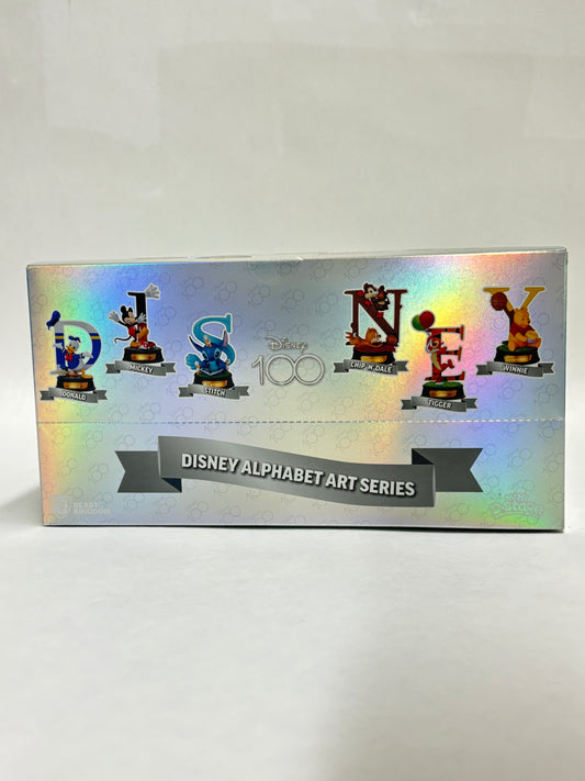 Disney 100 Alphabet Letter met handbeschilderd Disney-personage, onderdeel van de Beast Kingdom jubileumcollectie.