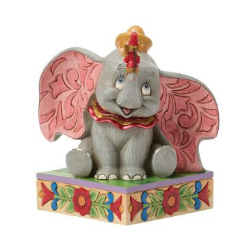 Disney Traditions Big Ears Bigger Friendship toont Dumbo en Timothy in een speelse vriendschapsscène. Compact, gedetailleerd en perfect als Disney-verzamelobject of decoratie.