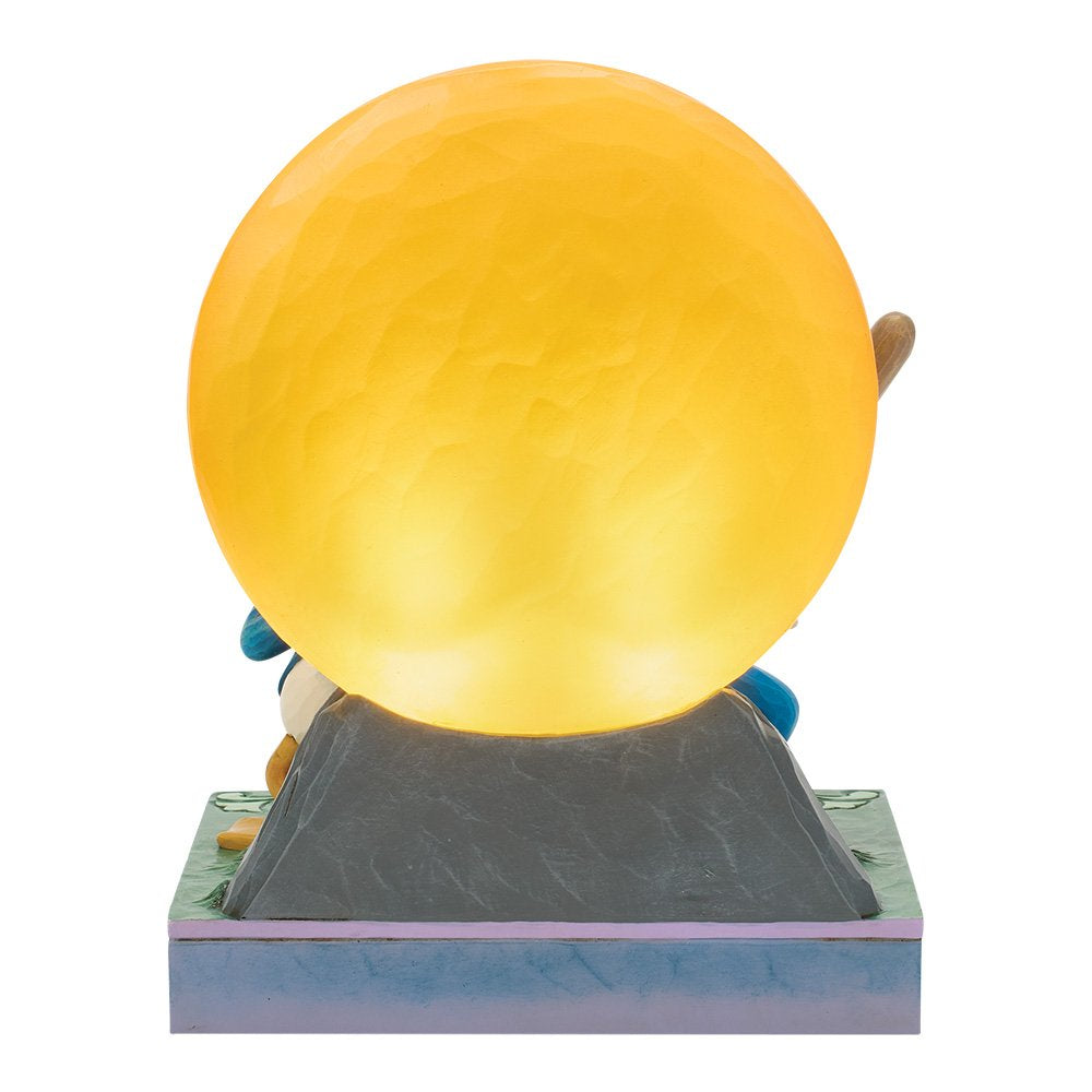 Voor de echte Disney-verzamelaar is deze Disney Traditions Look Out Ghosts ‘Lonesome Ghost’ met Mickey, Goofy en Donald een absolute must-have. Het compacte formaat en de verfijnde afwerking zorgen voor een opvallend en charmant decoratiestuk.