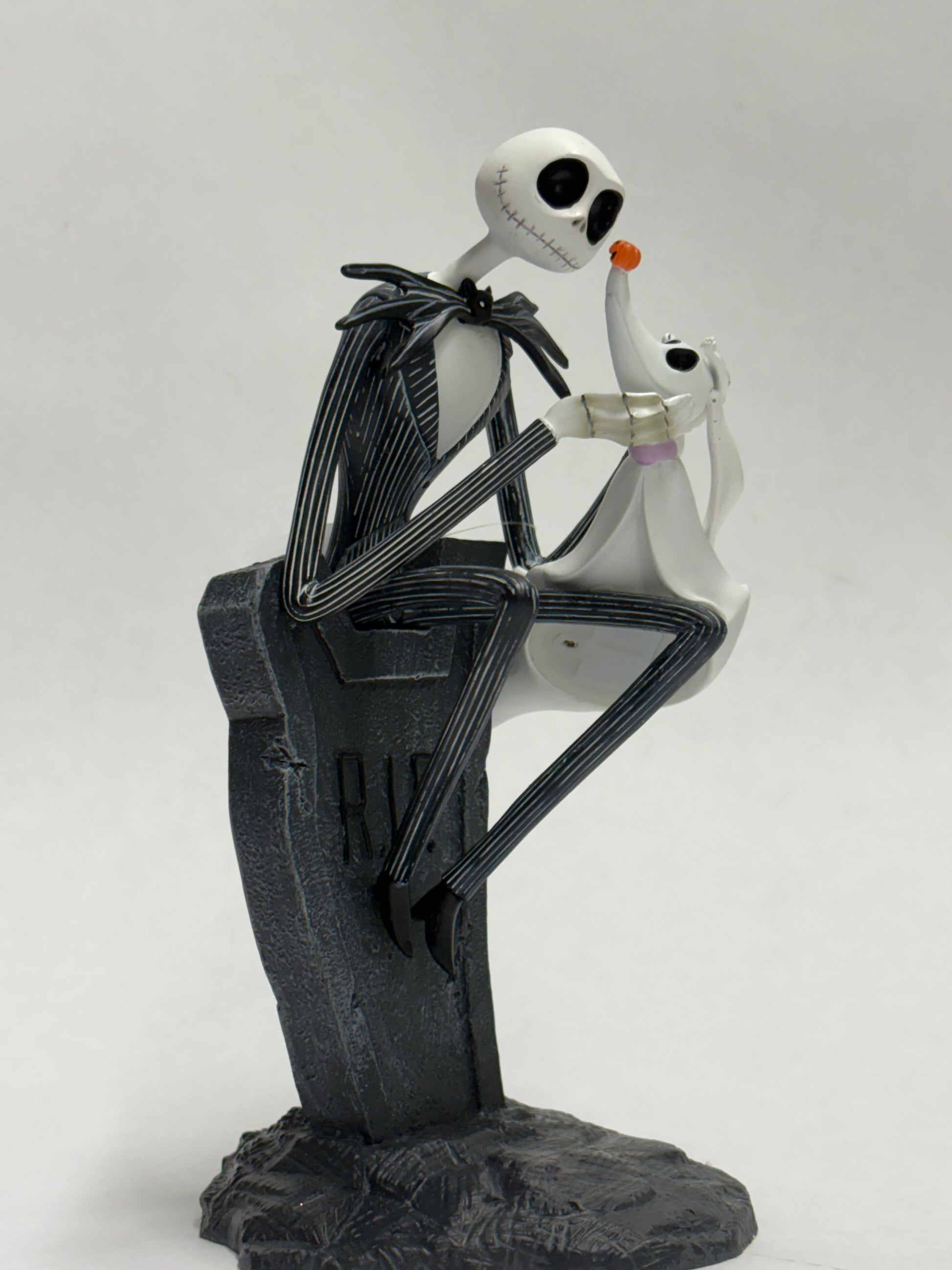 Disney figurine van Jack en zijn spookhond Zero uit The Nightmare Before Christmas.