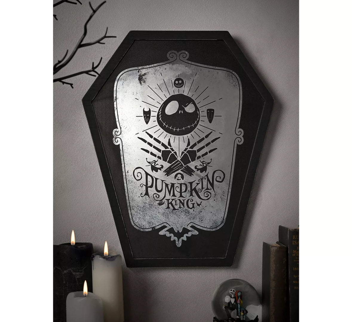Spiegelende wanddecoratie in doodskistvorm met Jack Skellington uit The Nightmare Before Christmas, met sierlijke patronen en de tekst "Pumpkin King".